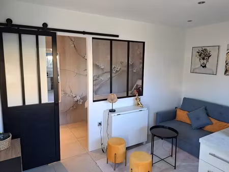 location meublée appartement 1 pièce 20 m² à la crau (83260)  755 €