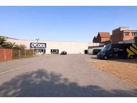 polyvalente zaal (100m²) met ruime parking