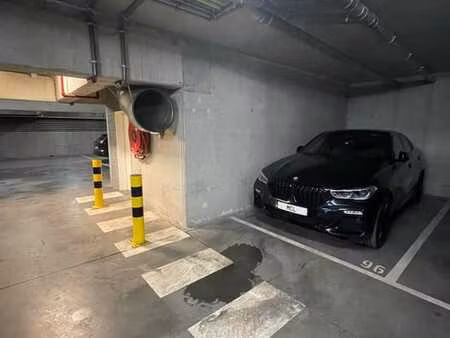 grand emplacement de parking intérieur