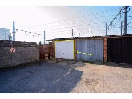 salzinnes: garage fermé à proximité du centre-ville