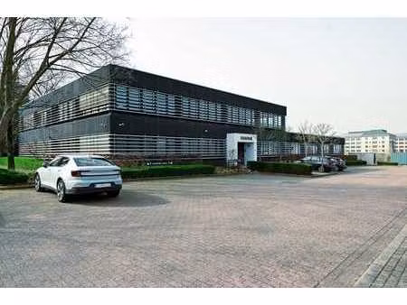 a louer: bureaux (687m²) et entrepôt (1.019m²)