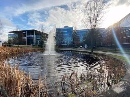 bureau high-tech de 2 047 m² avec une visibilité unique l...