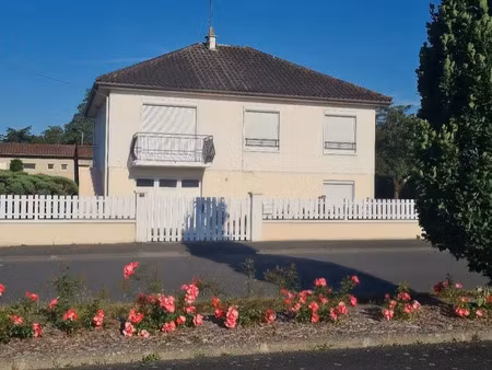 location maison 4 pièces 78 m² à montmorillon (86500)  720 €
