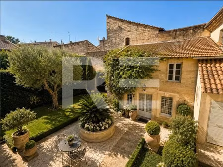 hôtel particulier du xviiᵉ siècle – charme et histoire au cœur de la provence