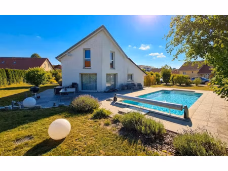 maison récente d'environ 140m2 habitables avec piscine