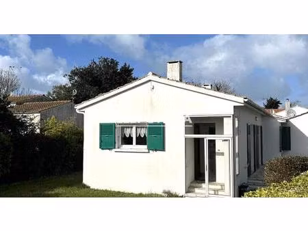 accès à pied à la plage et aux commerces