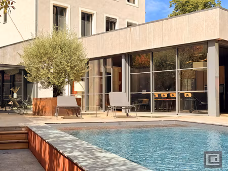 le clos du centre - un lieu de vie préservé derrière les mur