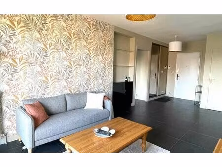 location appartement  m² t-2 à caluire-et-cuire  900 €