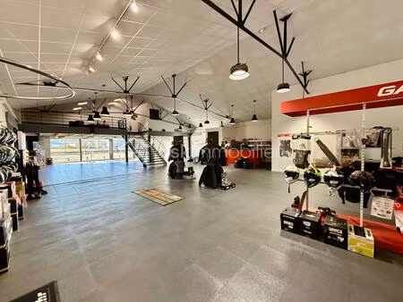 local commercial de 401 m² à lescar