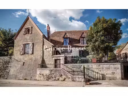 dans le nord du lot  dans l'enceinte d'une cité médiévale  une maison de famille et de...