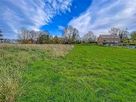 spacieux terrain situe en zone d'habitat