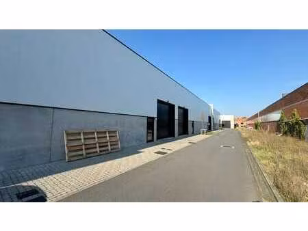 entrepôt récemment disponible à la location dans le parc d'