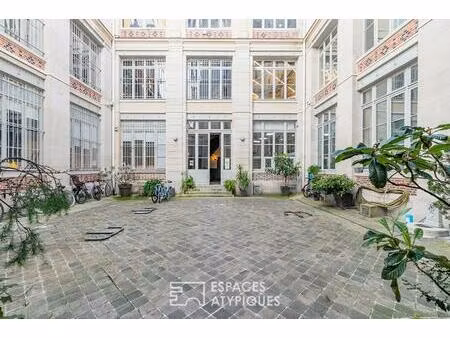 bureaux au calme sur cour dans un bâtiment au style industriel