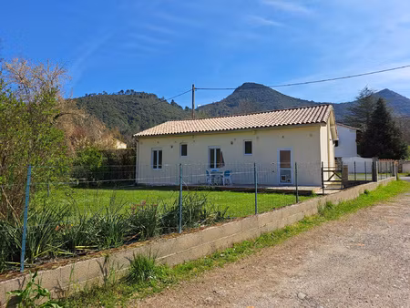 maison de plain-pied avec un jardin clos