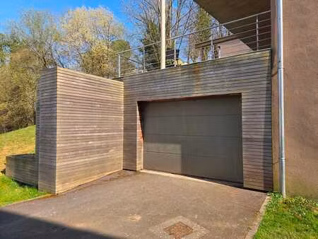 grand garage de 49 m2 idéalement situé