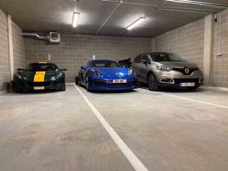 grand garage sécurisé