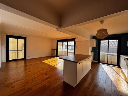 superbe f3 climatise avec parking - proche place belgique