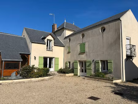 à givraines  dans le loiret  sur l'axe sud de paris : une propriété de caractère chargée d