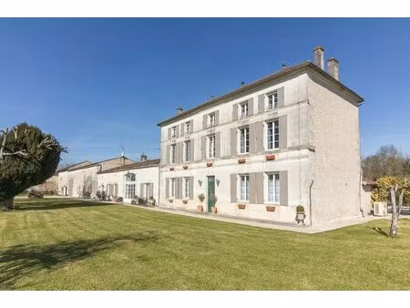 domaine charentais de charme avec piscine  gîtes et jardins paisibles