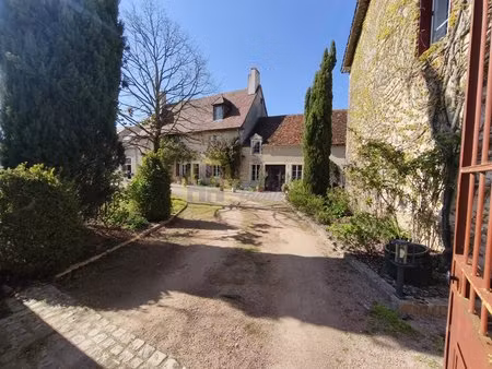 propriété d’exception du xve siècle  piscine et nombreuses dépendances.