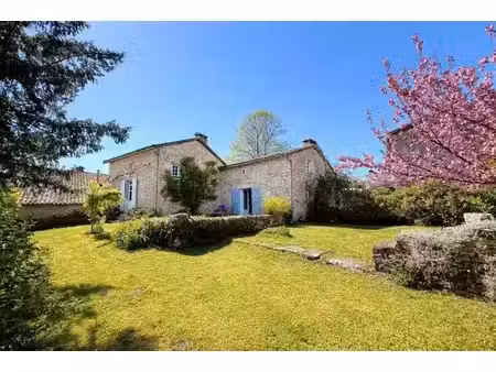 vente maison 6 pièces 130.2 m² à benest (16350)  140 400 €