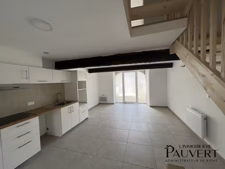 belle maison de village t4 avec terrasse et parkings sur le