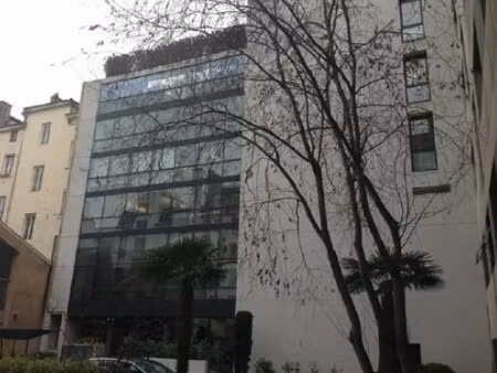 location local professionnel 544m²