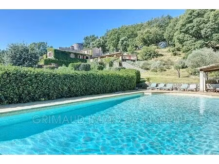 proprieté sur 2 8 ha avec piscine et 7 chambres.