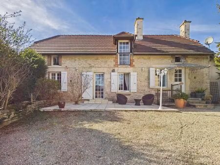 maison de caractère et écuries : un lieu rare et chaleureux au