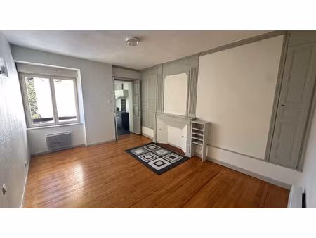 t1 centre ville dans un petit immeuble familial.