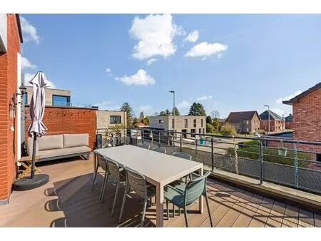 ruim appartement met dubbele garage en groot terras vlakbij het centrum van heusden