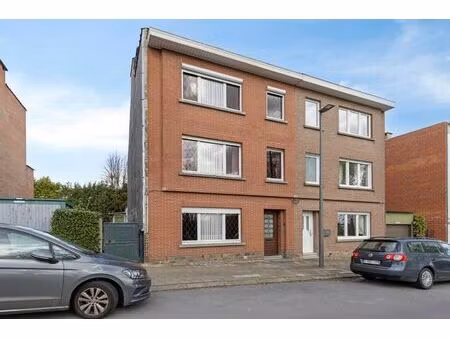 ruime te renoveren tweegevelwoning op gunstige locatie