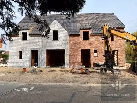moderne halfopen nieuwbouwwoning met 4 slaapkamers en 2 badkamers met carport