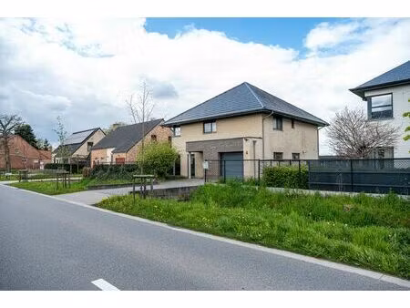 moderne gezinswoning met inpandige garage en grote tuin.