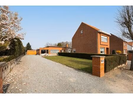 open bebouwing met veelzijdig bijgebouw op een toplocatie