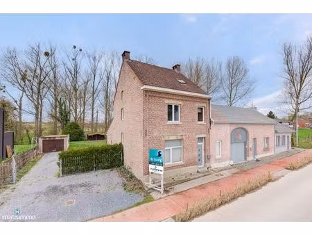 goed onderhouden gezinswoning met 3 ruime slaapkamers op een ruim perceel van 9a 21ca