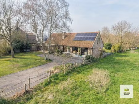 landelijk en zeer rustig gelegen open bebouwing met 4 slaapkamers op 2.125m2