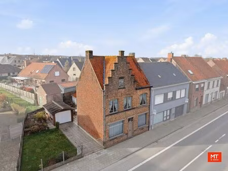 te renoveren woning met 3 slaapkamers  zuidgerichte tuin en garage in het centrum van zonn