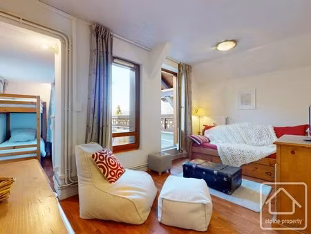 appartement 4 à 6 couchages avec une large terrasse et place de parking dans un quartier..