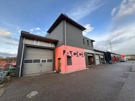 location local d'activités 588 m²