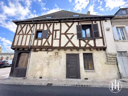 exclusivité : immeuble de caractère du xive siècle en centre
