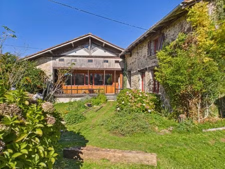 ensemble en pierre rénové avec jardin-forêt et dépendances dans un hameau calme