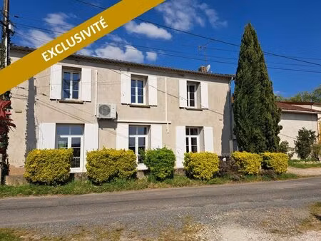 à 5 minutes de saint-macaire propriété en pierre avec 4 hectares et installations...