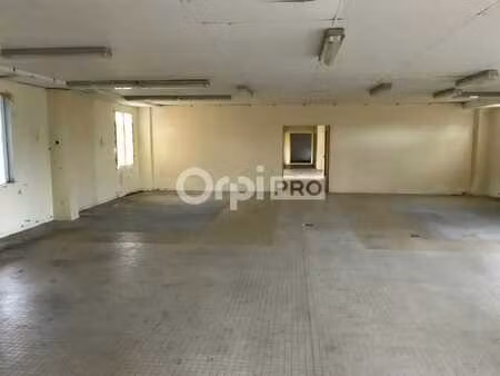 location entrepôt 304 m²