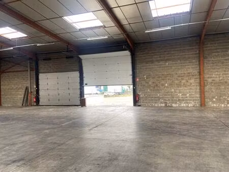 location entrepôt 300 m²