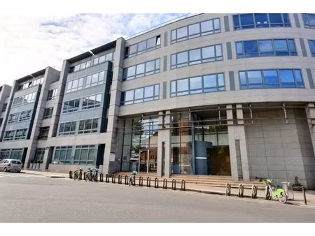 location local professionnel 2 813m²