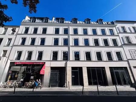 location local professionnel 869m²