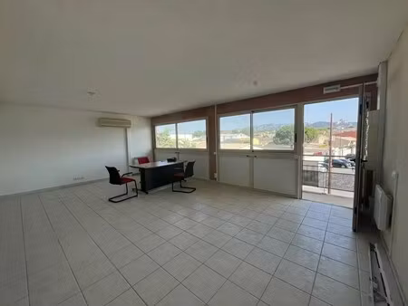 location bureaux 68 m²