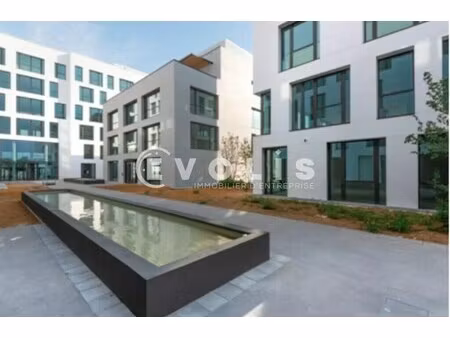 location bureaux 323 m² à 744 m²