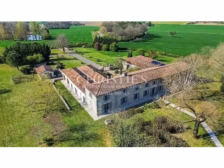 manoir seigneurial avec magnifique piscine et vues panoramiques